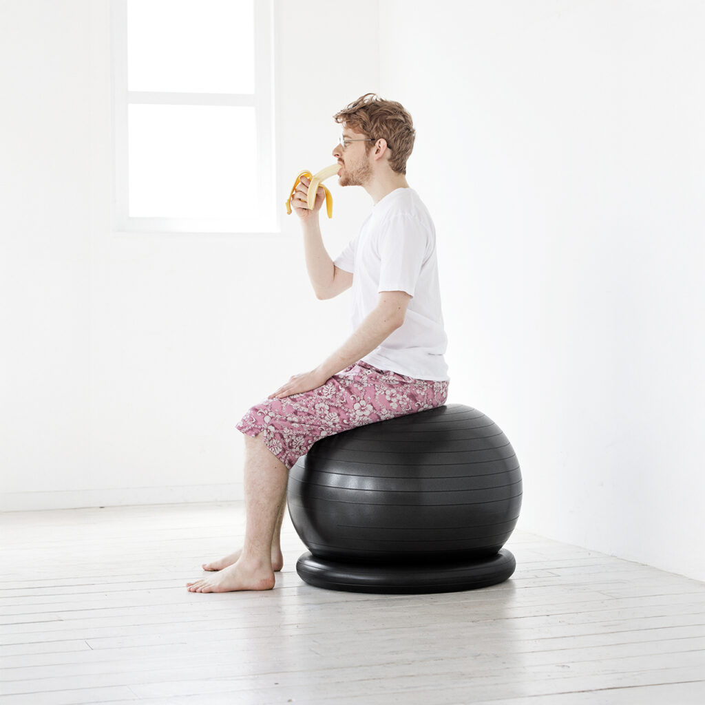 バランスボール・チェアに座る男性